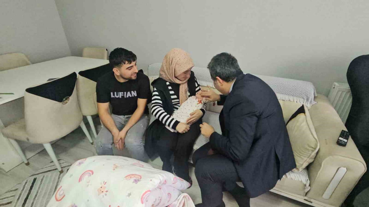SAMSUN’DA AİLE VE GENÇLİK FONU’NDAN YARARLANAN GENÇ ÇİFT, EVLİLİKLERİNİN İLK YILINDA KIZ BEBEKLERİ...
