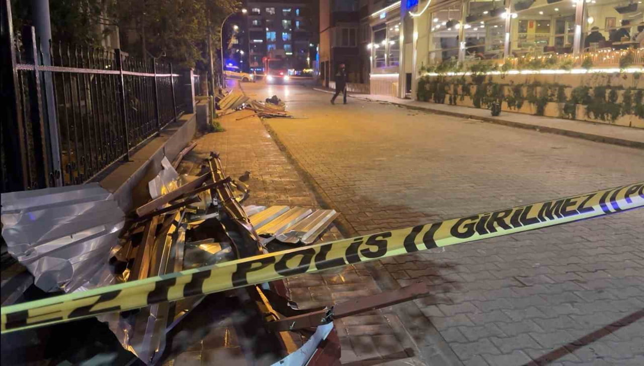 SAMSUN’DA AKŞAM SAATLERİNDE ETKİLİ OLAN KUVVETLİ RÜZGÂR VE FIRTINA NEDENİYLE BİNALARIN ÇATISI...