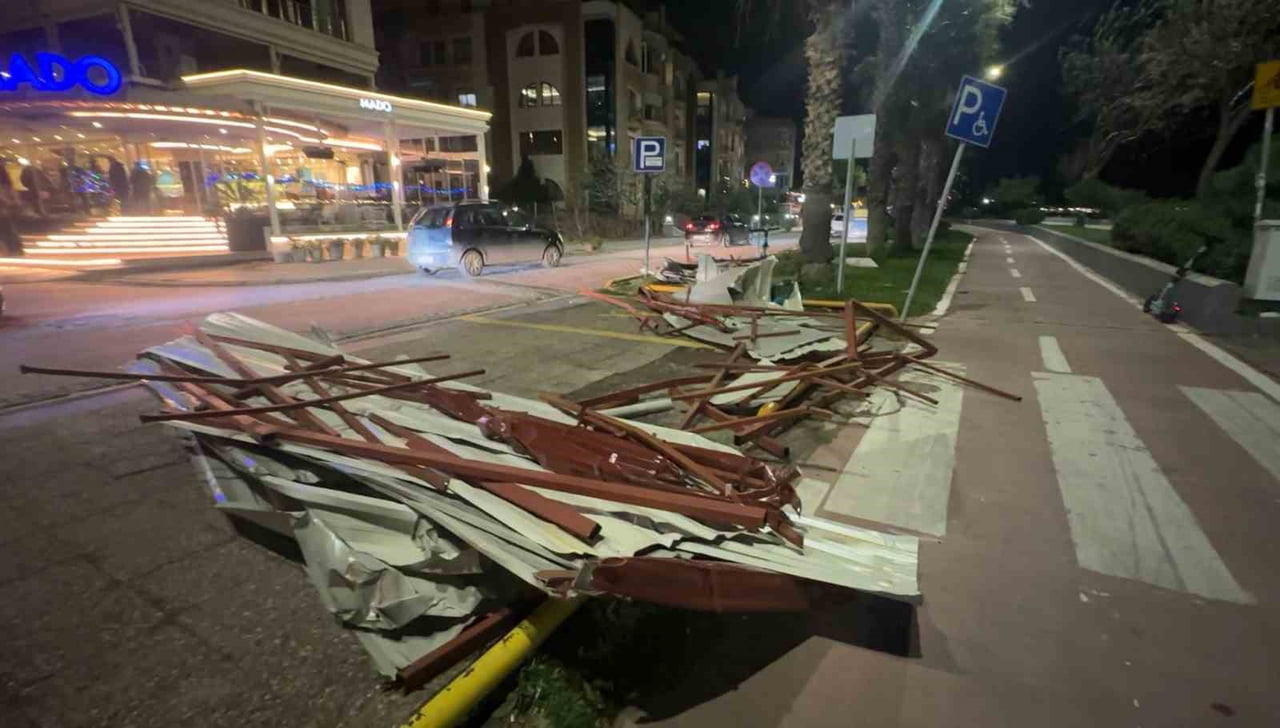 SAMSUN’DA AKŞAM SAATLERİNDE ETKİLİ OLAN KUVVETLİ RÜZGÂR VE FIRTINA NEDENİYLE BİNALARIN ÇATISI...