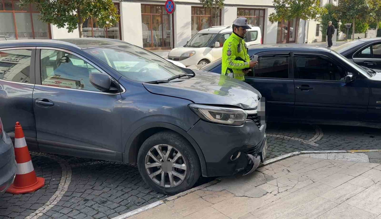 SAMSUN’DA CADDE ÜZERİNDE YAYALARA YOL VERMEK İÇİN DURAN İKİ MOTOSİKLETE, ARKADAN GELEN SUV TİPİ...