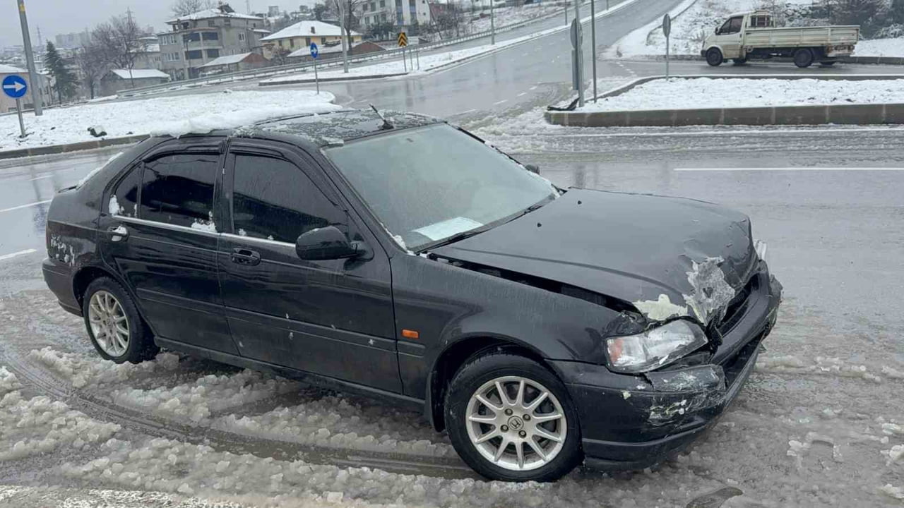 SAMSUN’DA İKİ OTOMOBİLİN KAVŞAKTA ÇARPIŞTIĞI KAZADA 1 KİŞİ YARALANDI.