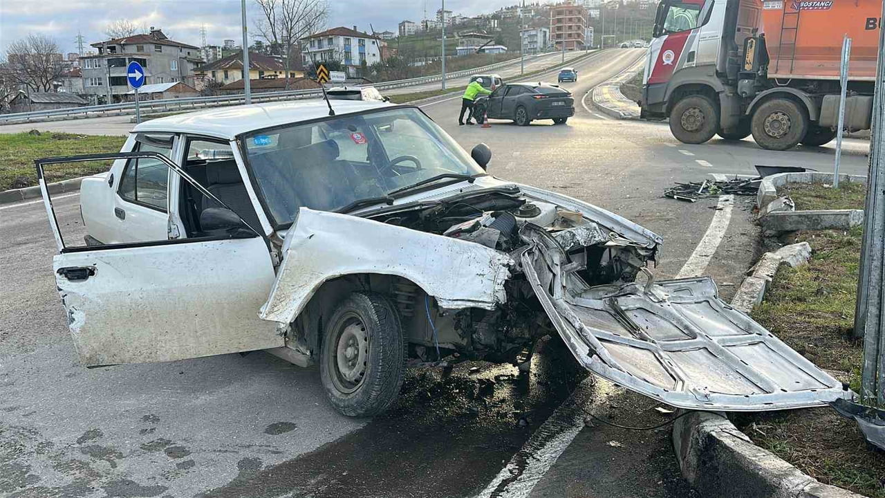 SAMSUN’DA KAVŞAKTA SUV ARAÇ İLE OTOMOBİLİN ÇARPIŞMASI SONUCU MEYDANA GELEN TRAFİK KAZASINDA 2 KİŞİ...
