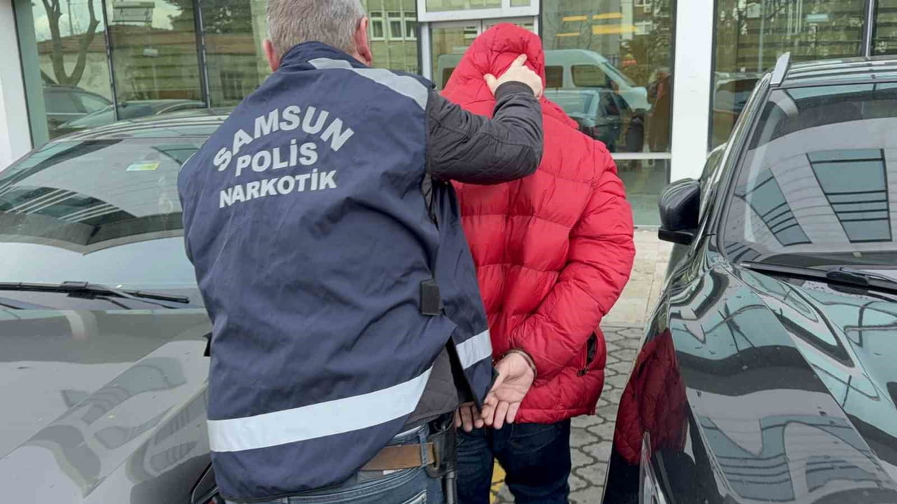 SAMSUN’DA NARKOTİK EKİPLERİNCE DÜZENLENEN OPERASYONDA KOKAİN İLE YAKALANAN F.T.(48) ÇIKARILDIĞI...