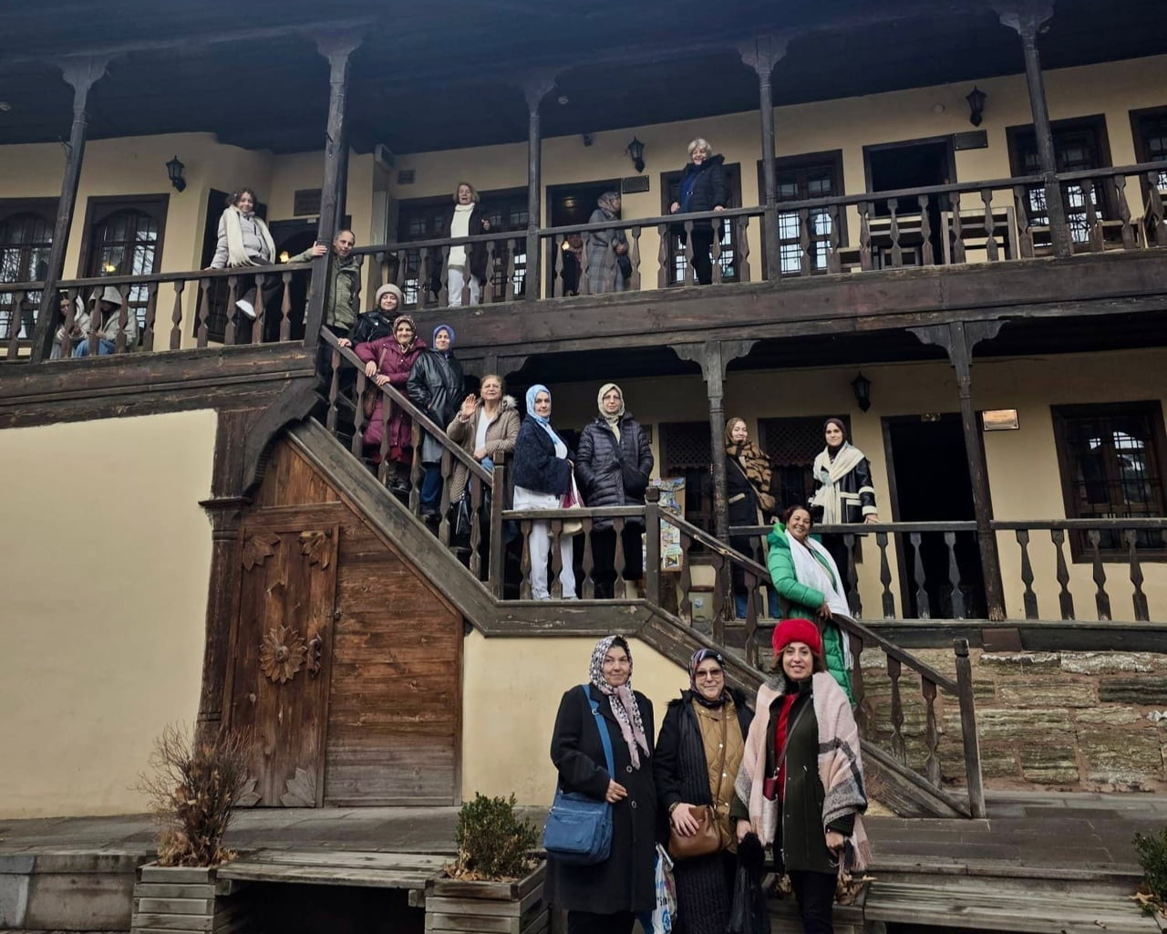 SAMSUN’DAN ÇANKIRI’YI ZİYARET EDEN YERLİ TURİST KAFİLESİ, KENTİN TARİHİ VE KÜLTÜREL GÜZELLİKLERİNE...