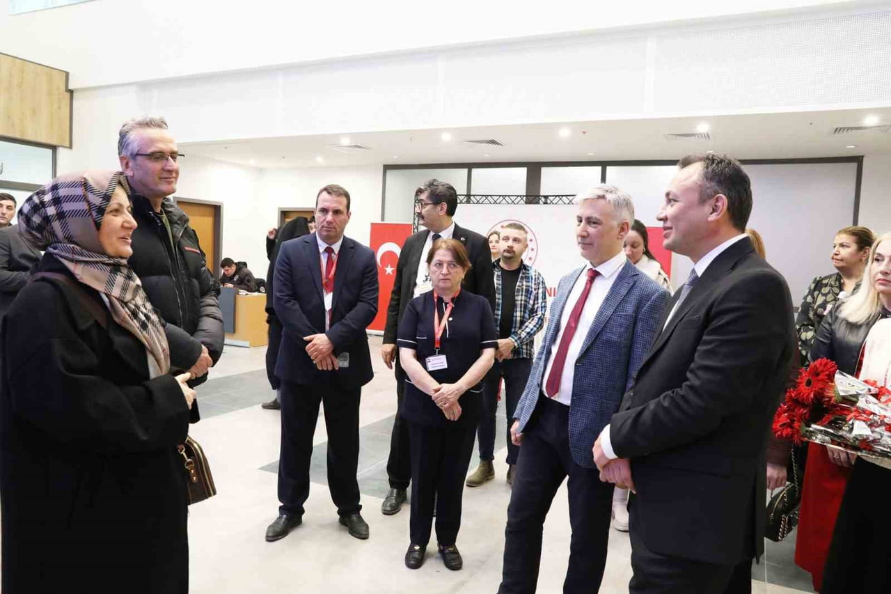SAMSUN İL SAĞLIK MÜDÜRÜ UZM. DR. MUSTAFA URAS, TÜBERKÜLOZLA MÜCADELEDE GELİŞTİRİLEN ONLİNE TAKİP...
