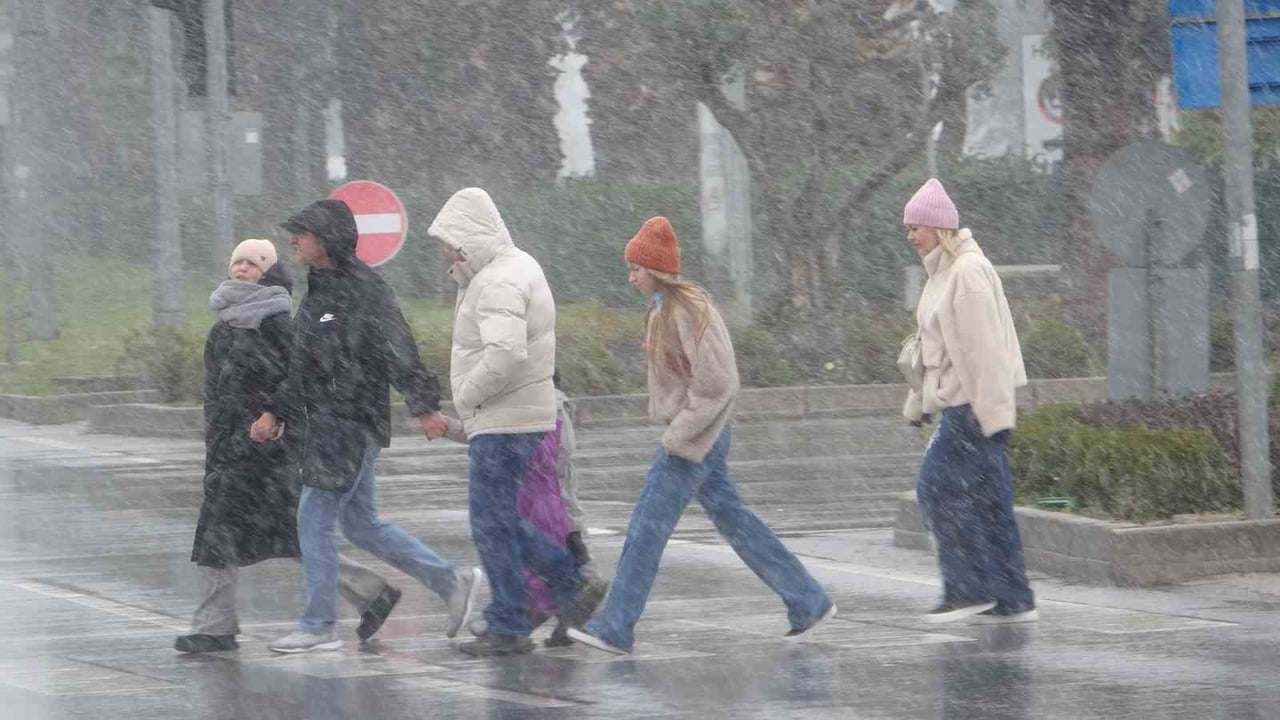 SAMSUN MERKEZDE BEKLENEN KAR YAĞIŞI ETKİSİNİ GÖSTERDİ.
