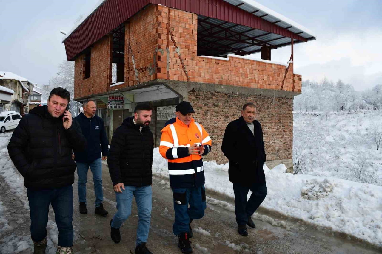 SAMSUN TERME BELEDİYE BAŞKANI ŞENOL KUL, YOĞUN KAR YAĞIŞININ ETKİLİ OLDUĞU YERLERDE EKİPLERİN...