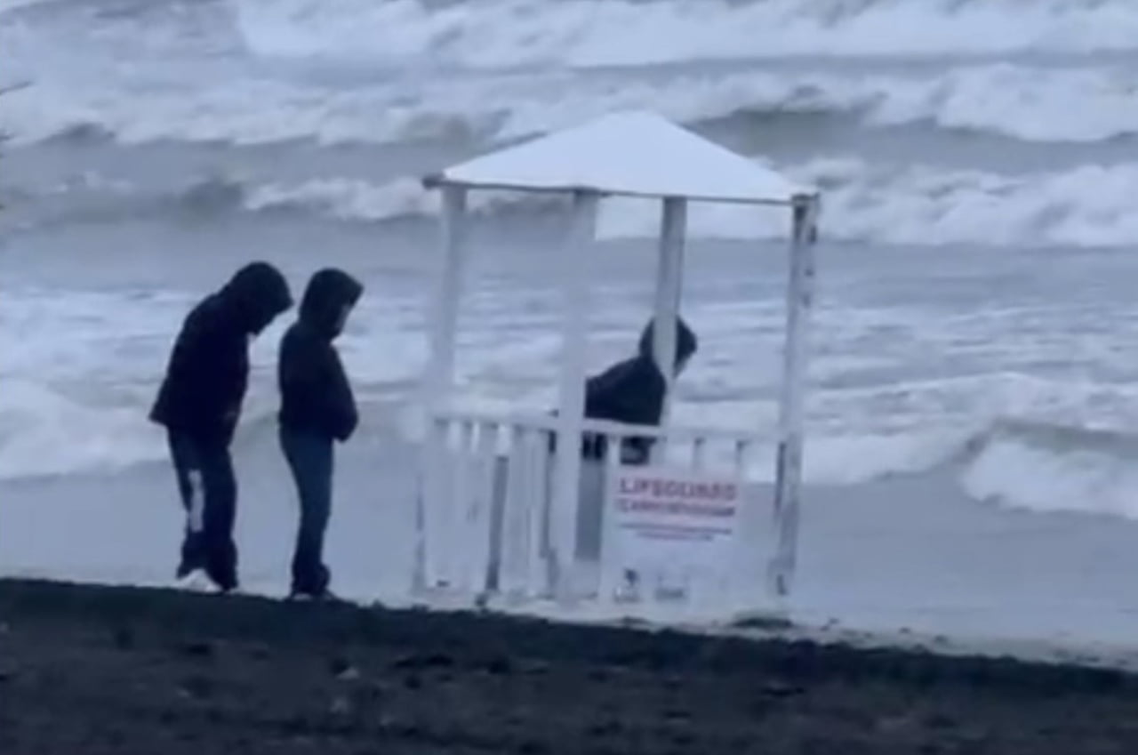 SAMSUN’UN ATAKUM İLÇESİNDE SAHİL GÜVENLİĞİ İÇİN KULLANILAN CANKURTARAN KULÜBESİNİ DENİZE ATMAYA...