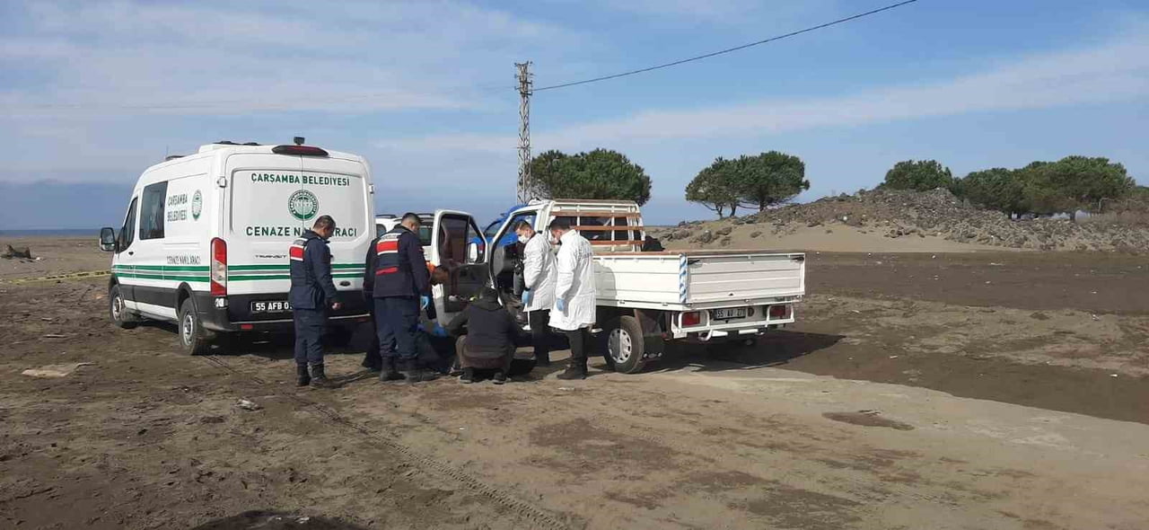 SAMSUN’UN ÇARŞAMBA İLÇESİNDE 26 YAŞINDAKİ EYÜP EKİCİ, SAHİL KENARINA PARK ETTİĞİ KAMYONETİN İÇİNDE...