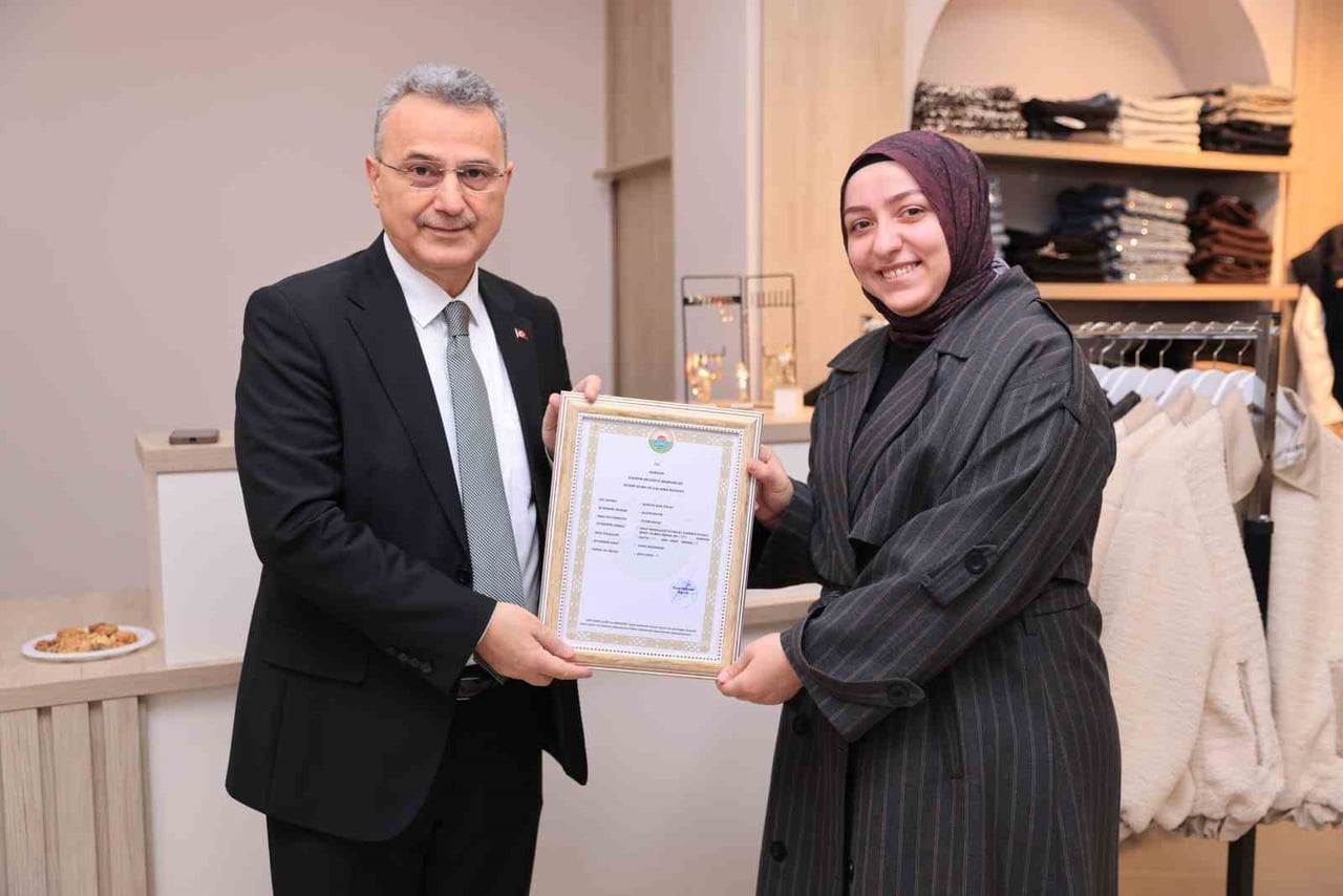 SAMSUN’UN İLKADIM BELEDİYE BAŞKANI İHSAN KURNAZ, 2026 YILININ İLK İŞYERİ AÇMA VE ÇALIŞMA RUHSATINI...