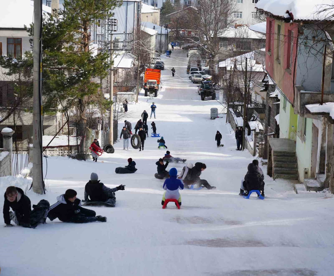 SAMSUN’UN LADİK İLÇESİNDE SÖMESTR TATİLİNİ FIRSAT BİLEN ÇOCUKLAR, "MUHTARIN YOKUŞU" OLARAK BİLİNEN...