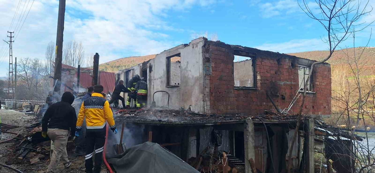 SAMSUN’UN VEZİRKÖPRÜ İLÇESİNDE BİR EVDE ÇIKAN YANGINDA 2 KİŞİ HAYATINI KAYBETTİ.