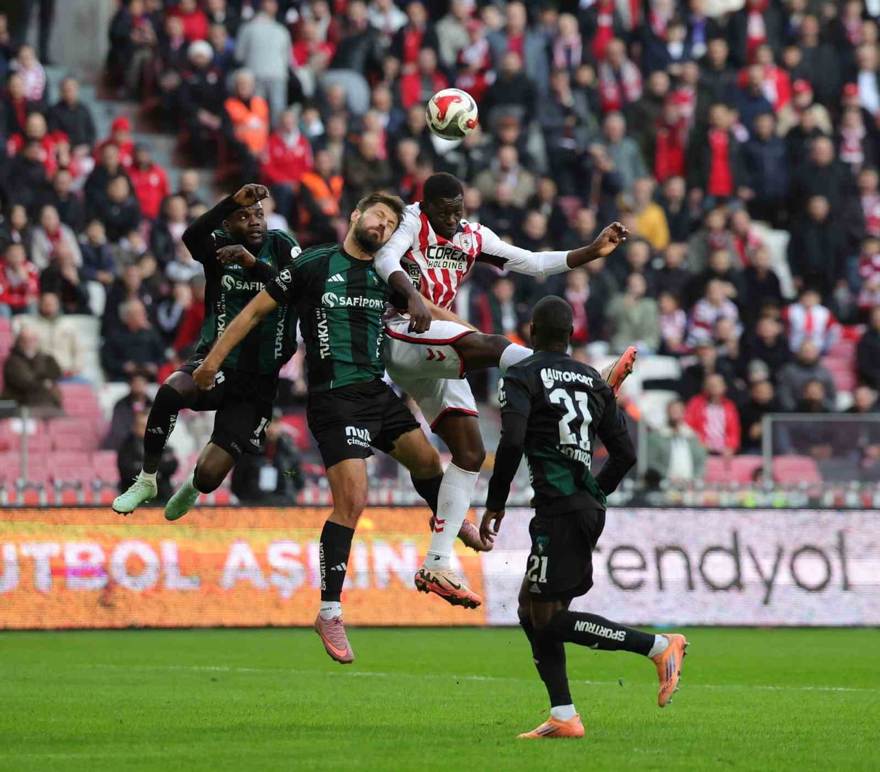 SAMSUNSPOR - KOCAELİSPOR MAÇININ İLK YARISINDAN KARELER.