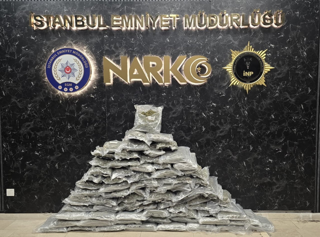 SANCAKTEPE'DE BİR EV VE BİR ARACA DÜZENLENEN OPERASYONDA 83 KİLO 50 GRAM SKUNK TÜRÜ UYUŞTURUCU ELE...