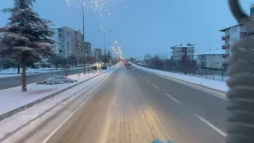 Saniyelerle yarışan itfaiye aracına yol vermedi: O anlar kamerada