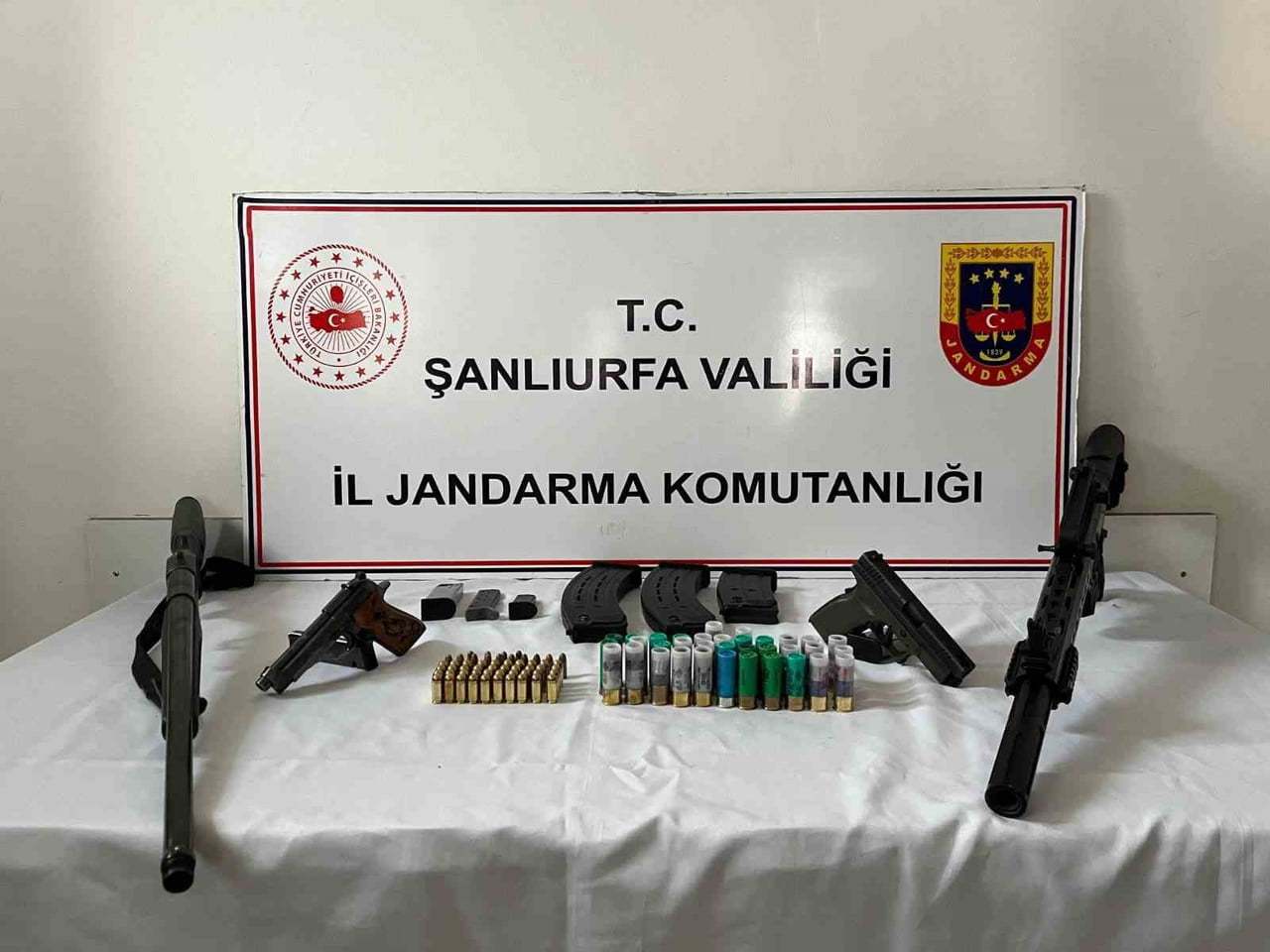 ŞANLIURFA'DA JANDARMA EKİPLERİNCE YAPILAN DENETİMLER KAPSAMINDA 7 ŞÜPHELİ ŞAHIS GÖZALTINA...