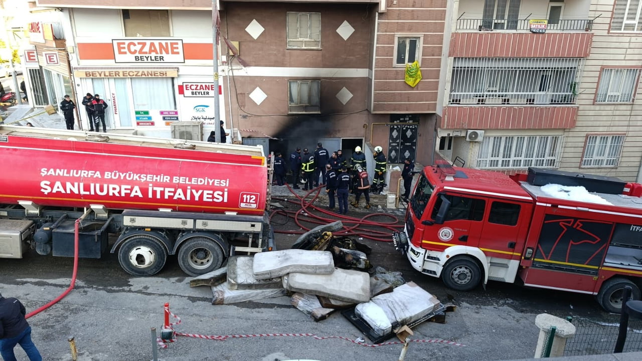 ŞANLIURFA'DA KOLTUK VE YATAK ÜRETİMİ YAPILAN BİR İŞ YERİNDE YANGIN ÇIKTI