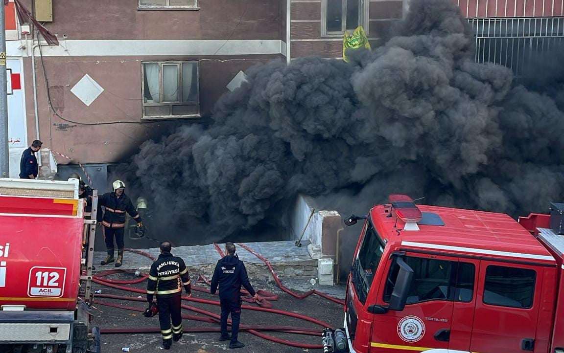 ŞANLIURFA'DA KOLTUK VE YATAK ÜRETİMİ YAPILAN BİR İŞ YERİNDE YANGIN ÇIKTI