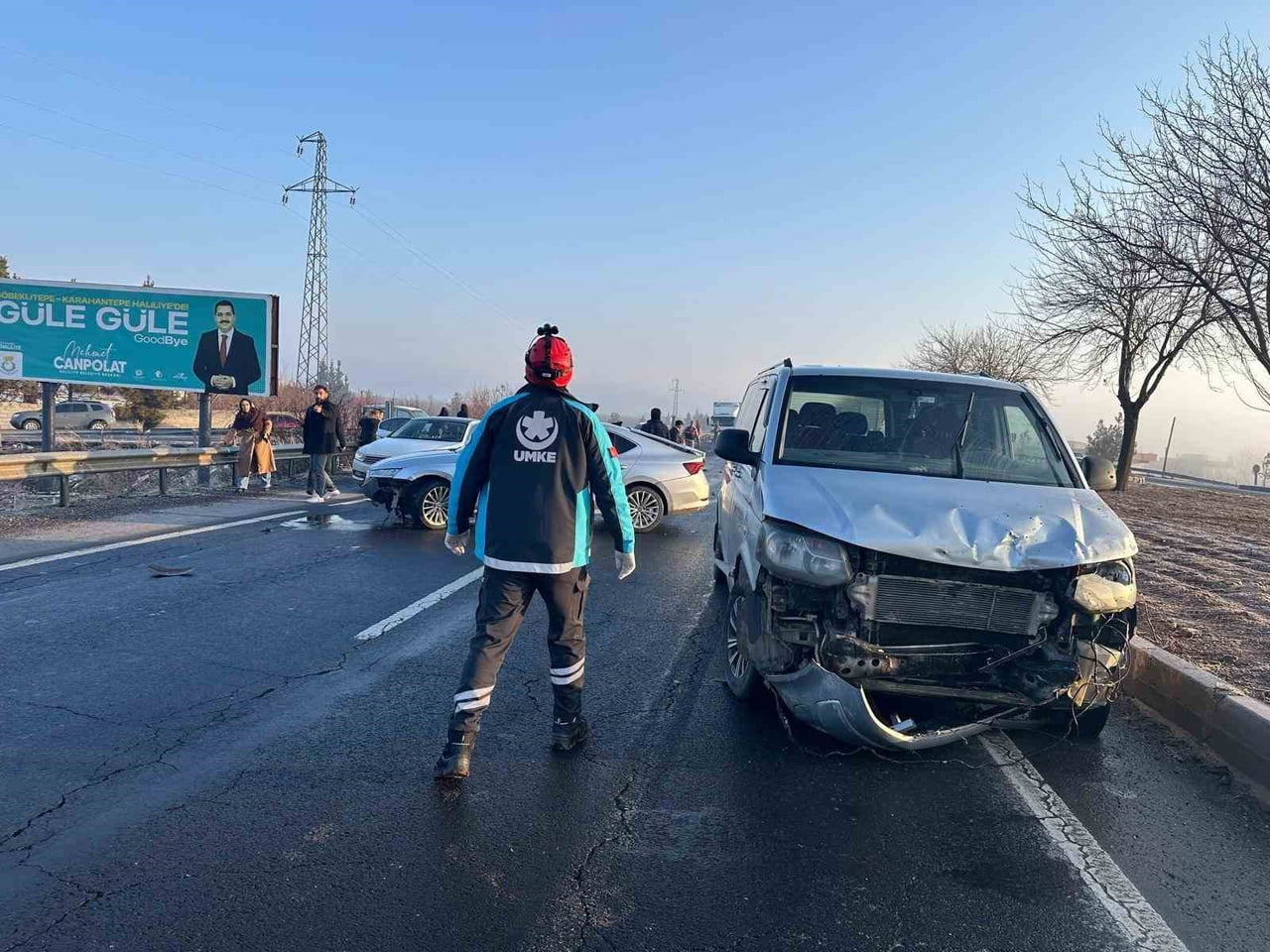 ŞANLIURFA´DA GİZLİ BUZLANMA NEDENİYLE YOLDA ÇIKARAK AĞACA ÇARPAN İŞÇİ SERVİSİNDEKİ 7 KİŞİ...