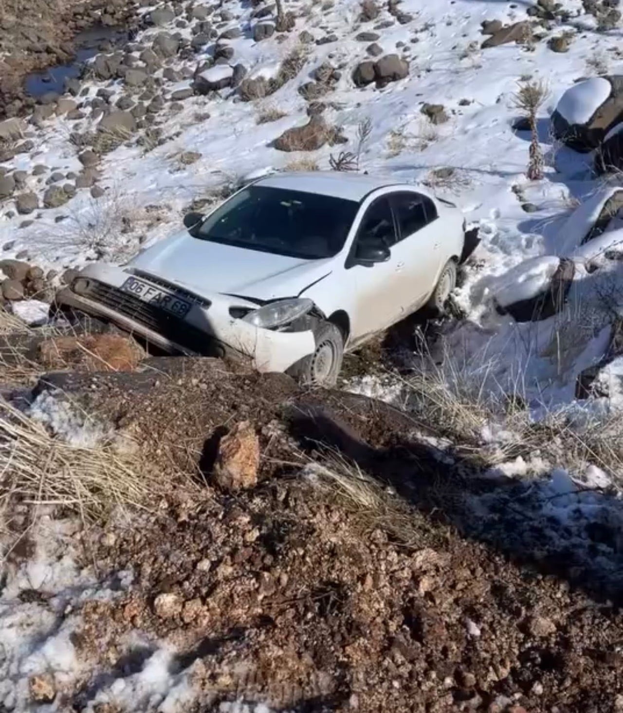 ŞANLIURFA’NIN SİVEREK İLÇESİNDE, KAR YAĞIŞI NEDENİYLE BUZLANAN YOLDA KONTROLDEN ÇIKAN OTOMOBİLİN...