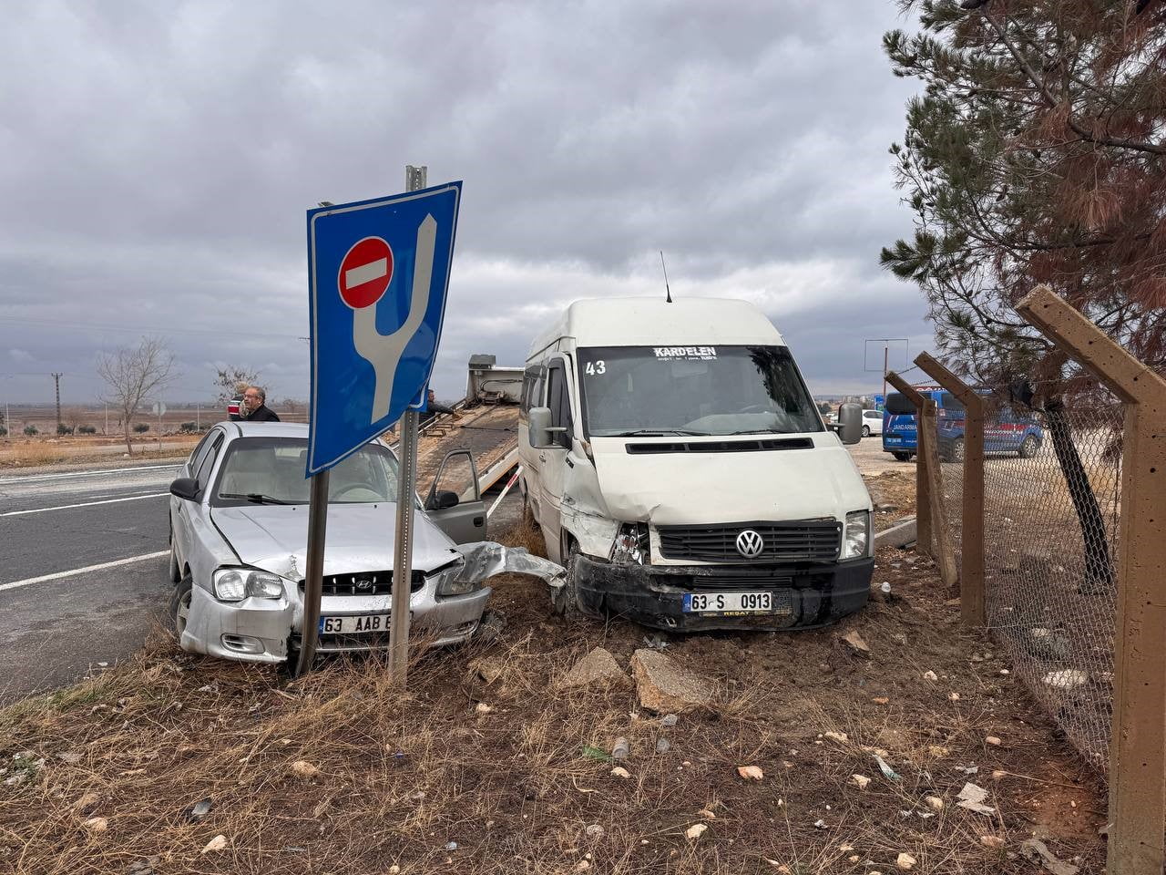 ŞANLIURFA’NIN SURUÇ İLÇESİNDE MİNİBÜS İLE OTOMOBİLİN ÇARPIŞMASI SONUCU MEYDANA GELEN TRAFİK...