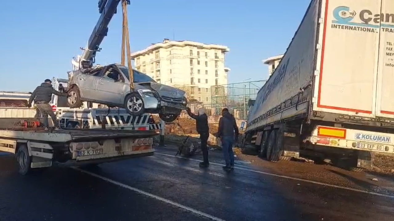 ŞANLIURFA’NIN VİRANŞEHİR İLÇESİNDE BUZLANMA NEDENİYLE 1 TIR İLE 2 OTOMOBİL KARIŞTIĞI ZİNCİRLEME...