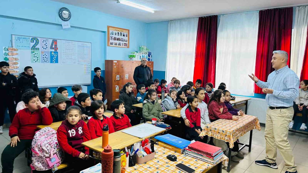 SARIGÖL TIRAZLAR HÜSEYİN GÜMÜŞLÜ İLKOKULU’NDA DÜZENLENEN YAZAR BULUŞMASINDA YAZAR VOLKAN KAZ...