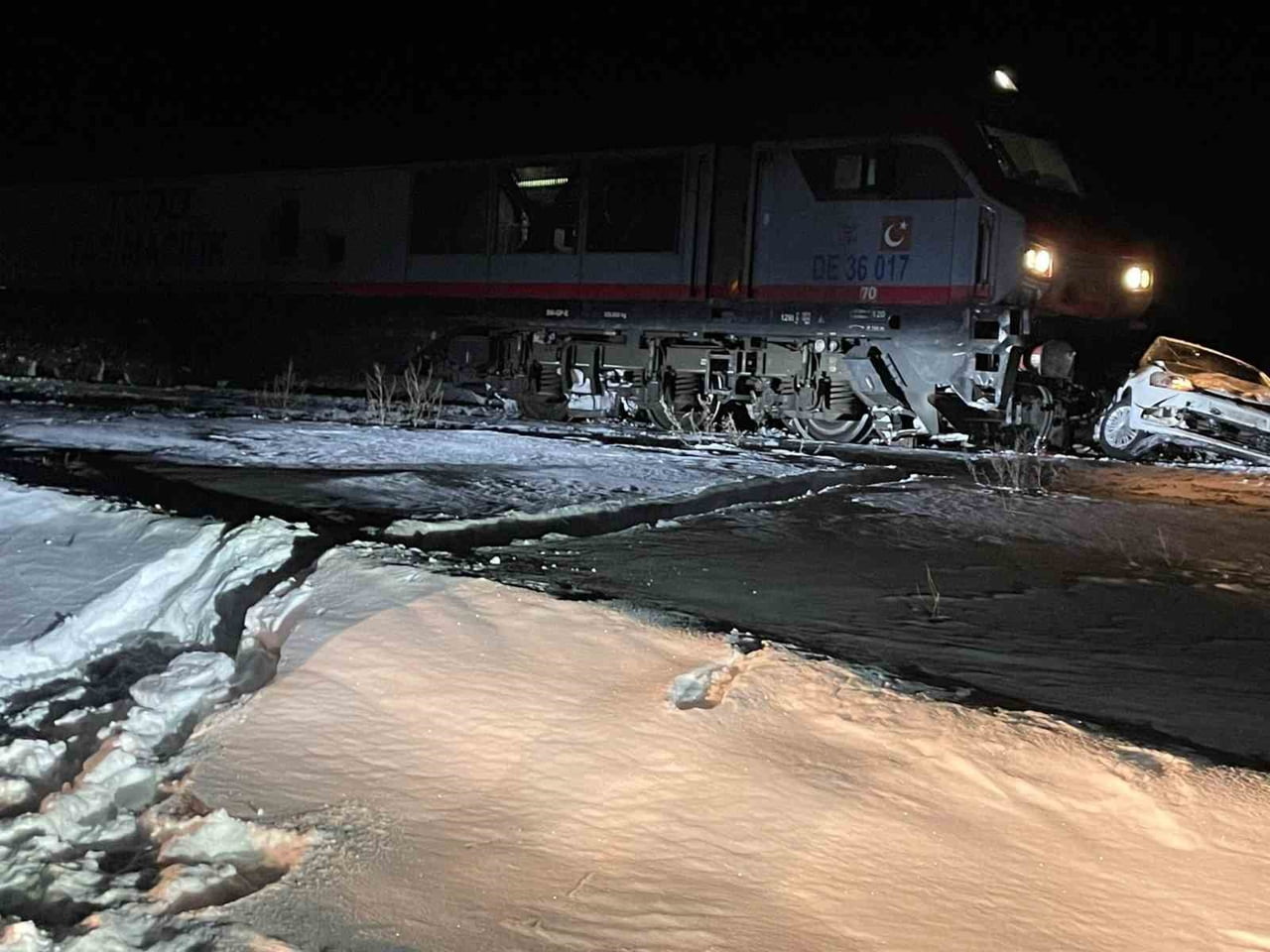 SARIKAMIŞ İLÇESİNDE YÜK TRENİ, İLÇE ÇÖPLÜĞÜ BÖLGESİNDE BULUNAN KONTROLSÜZ HEMZEMİN GEÇİDİNDE...