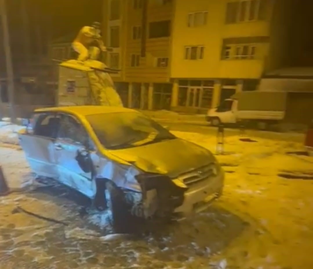 SARIKAMIŞ’TA MEYDANA GELEN TRAFİK KAZASINDA 3 KİŞİ YARALANDI.