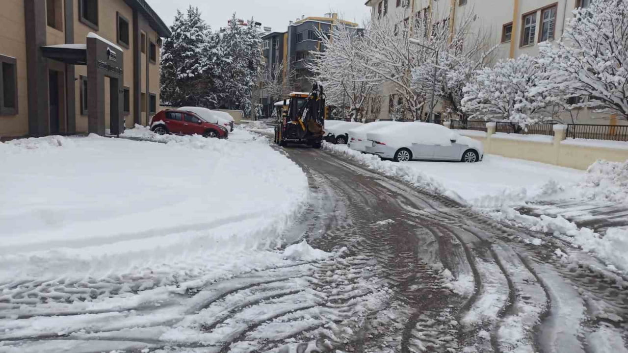 ŞEHİTKAMİL'DE KARLA MÜCADELE ARALIKSIZ SÜRÜYOR