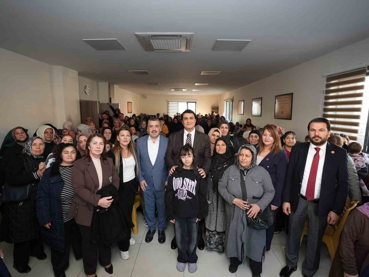 ŞEHİTKAMİL BELEDİYE BAŞKANI UMUT YILMAZ, KARŞIYAKA MAHALLESİ’NDE KADINLARLA BİR ARAYA GELDİ....