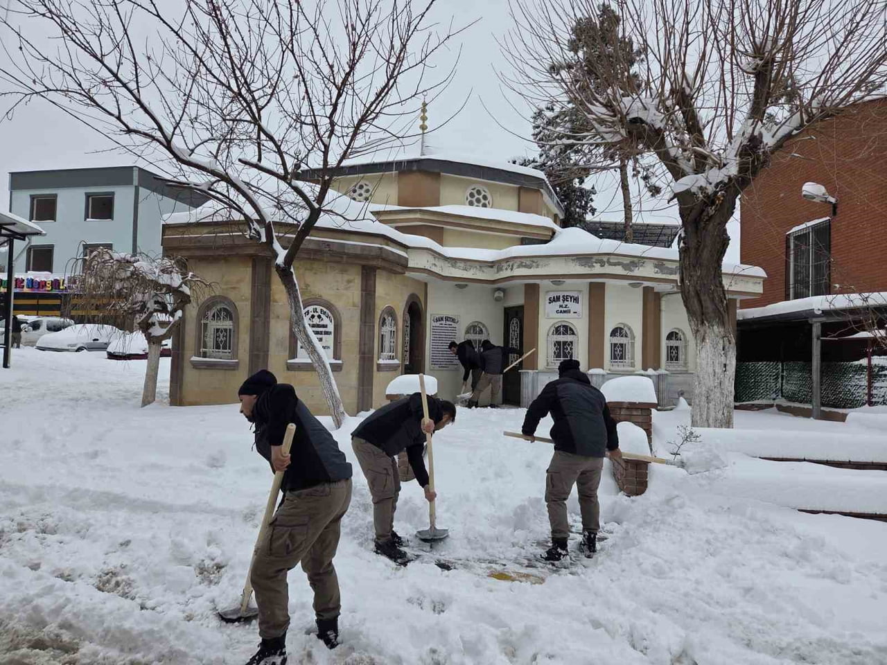 ŞEHİTKAMİL’DE CAMİLERDE KAR TEMİZLİĞİ