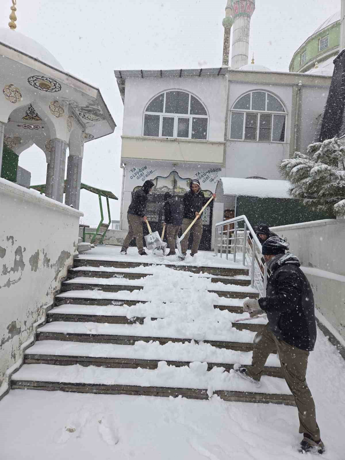 ŞEHİTKAMİL’DE CAMİLERDE KAR TEMİZLİĞİ