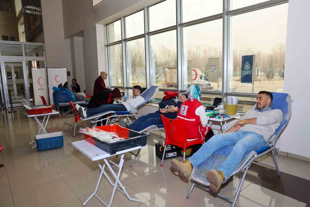 SELÇUKLU BELEDİYE PERSONELİ VE VATANDAŞLAR KIZILAY KAN MERKEZİ TARAFINDAN YÜRÜTÜLEN KAN BAĞIŞI...