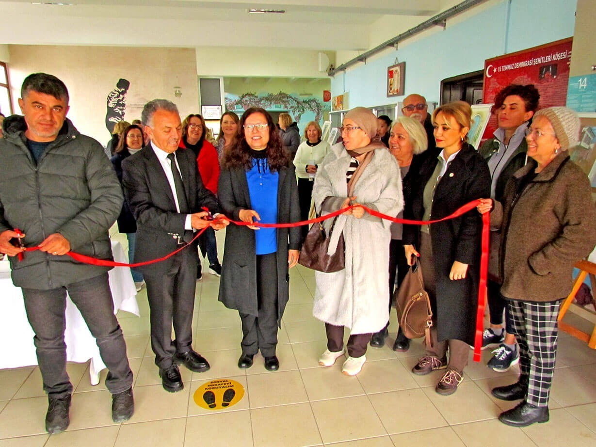 SERGİNİN AÇILIŞINI HALK EĞİTİM MERKEZİ MÜDÜRÜ ALİ RIZA DOĞRUYOL (SOLDAN İKİNCİ) VE KURS EĞİTMENİ...