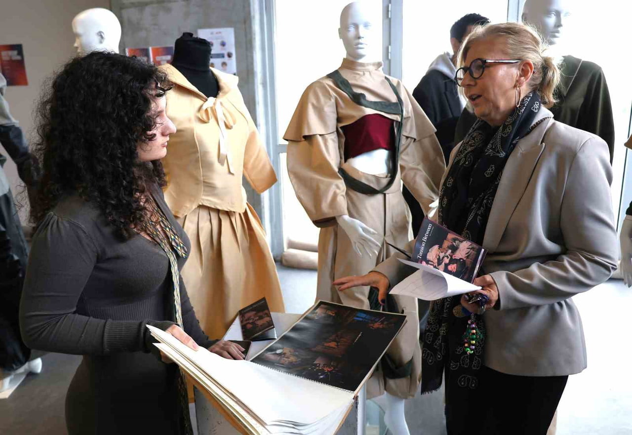 SERGİYİ GEZEN SANATSEVERLERİ, GEÇMİŞTEN GÜNÜMÜZE UZANAN BİR ZAMAN YOLCULUĞUNA ÇIKARAN ÖĞRENCİLER...