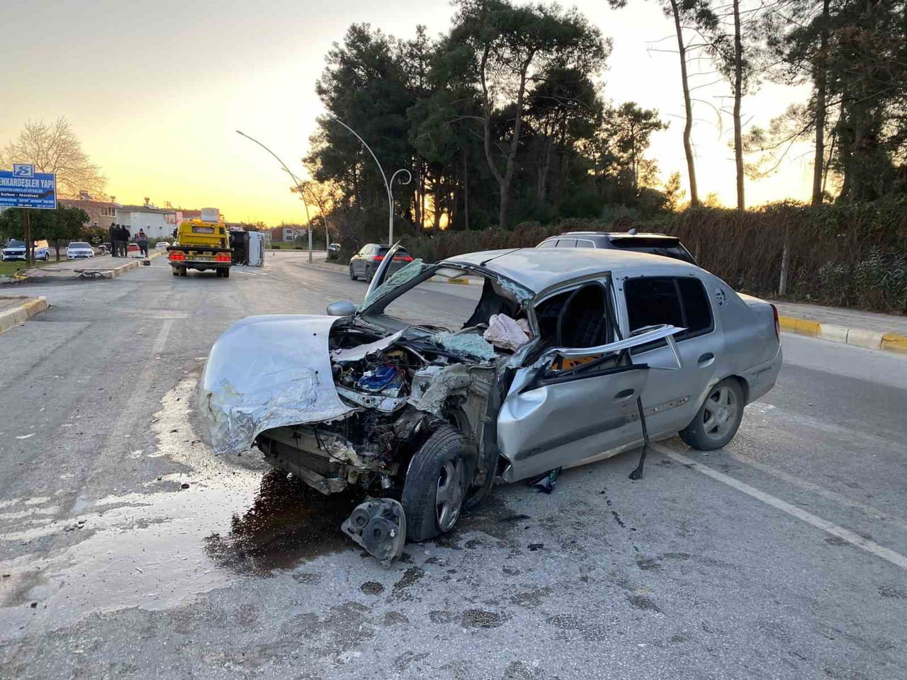 SERİK'TE OTOMOBİL İLE ŞEHİR İÇİ ULAŞIM YAPAN MİDİBÜS ÇARPIŞTI. ŞİDDETLİ ÇARPIŞMANIN ARDINDAN...