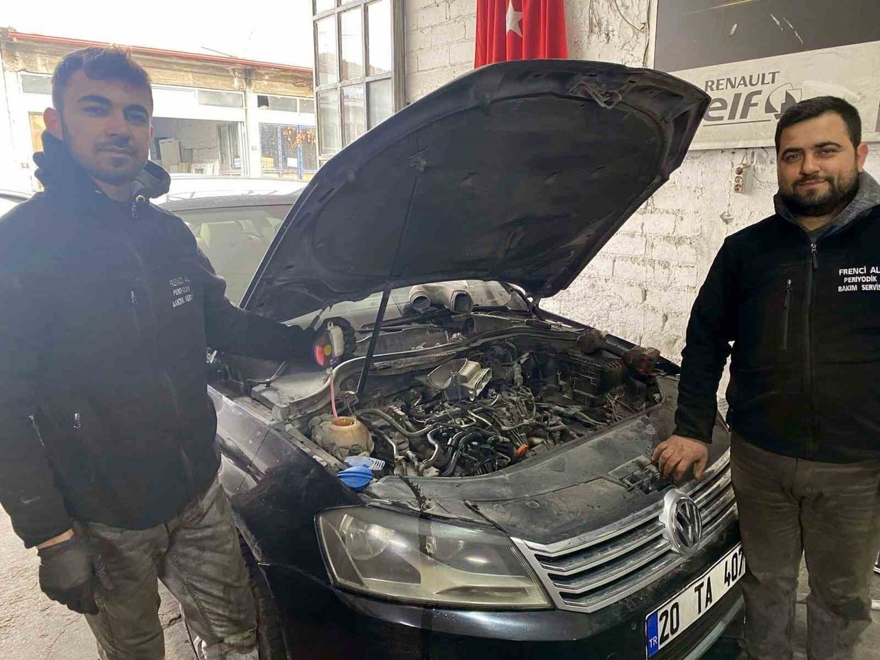 SERVİS BAKIM USTASI MEHMET RİM (SAĞDAKİ) VE ÇALIŞMA ARKADAŞI