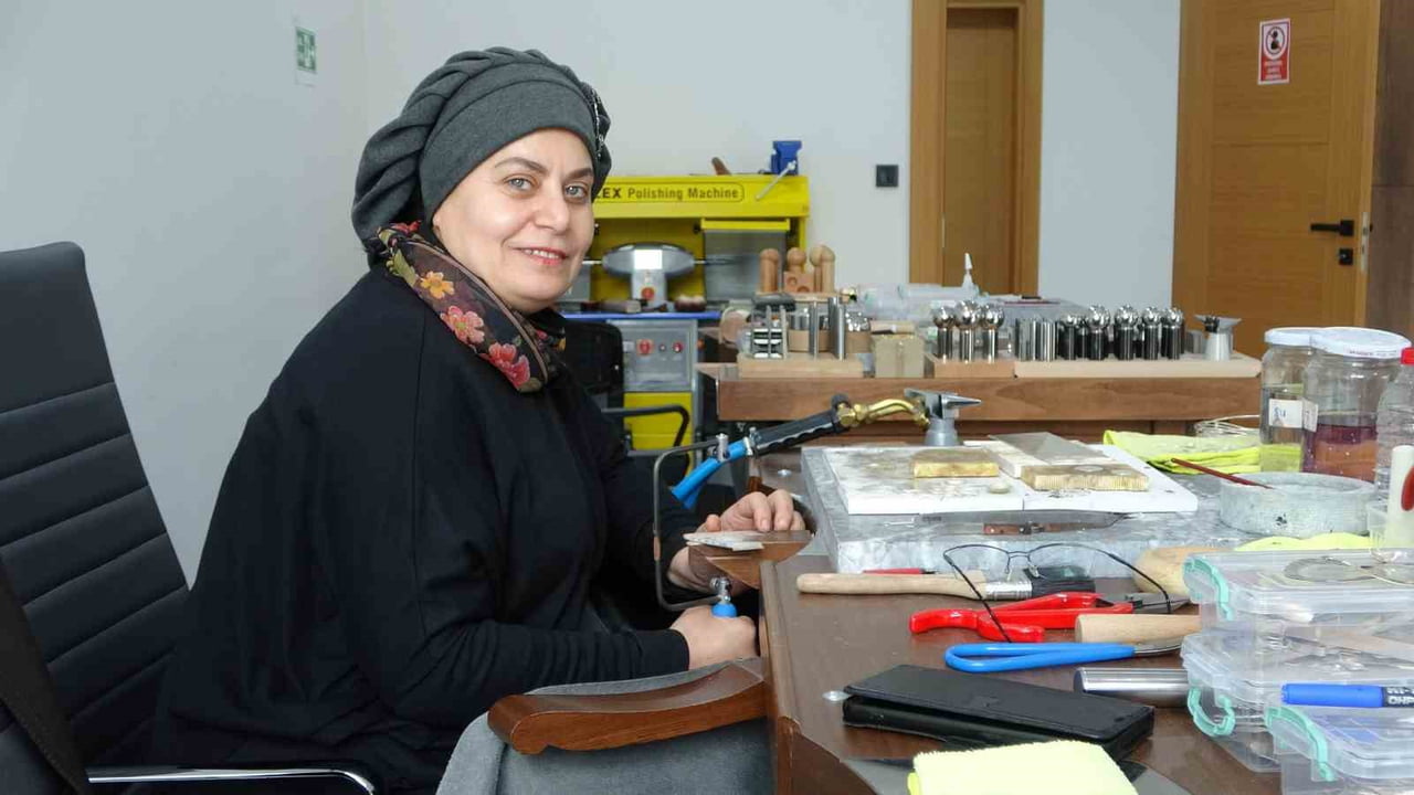 SEVİLAY DEMİRER, 40 YAŞINDAN SONRA BAŞLADIĞI GELENEKSEL EL SANATLARINI GÜMÜŞLE BULUŞTURDU.