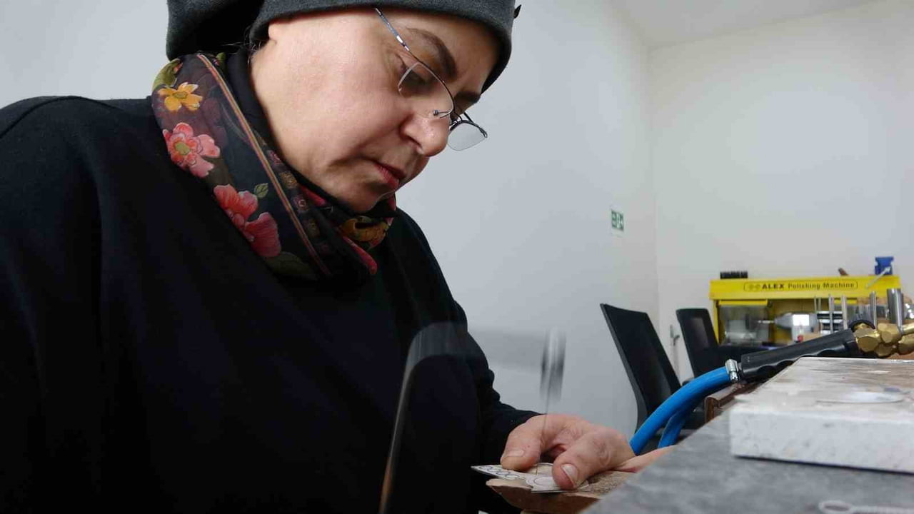 SEVİLAY DEMİRER, 40 YAŞINDAN SONRA BAŞLADIĞI GELENEKSEL EL SANATLARINI GÜMÜŞLE BULUŞTURDU.