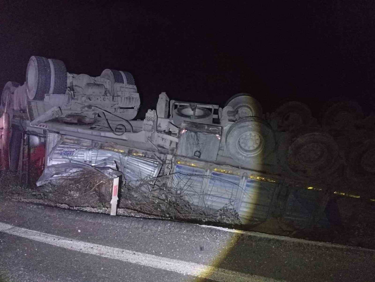 SEYİR HALİNDEKİ TIR DEVRİLDİ; 3 YARALI