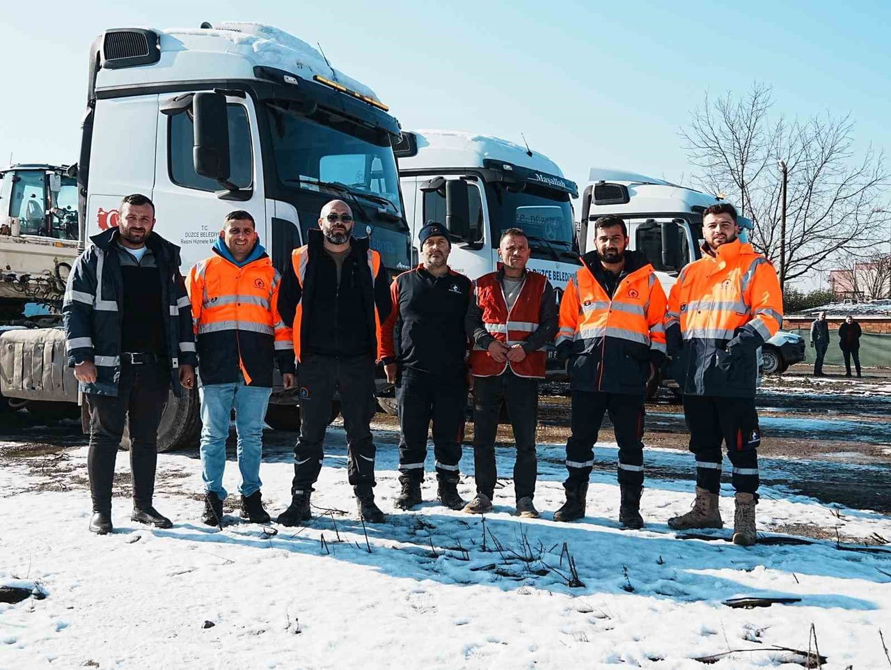 SEZONUN İLK YOĞUN KAR YAĞIŞINDA HIZLI, KOORDİNELİ VE KESİNTİSİZ BİR ÇALIŞMA ORTAYA KOYAN DÜZCE...