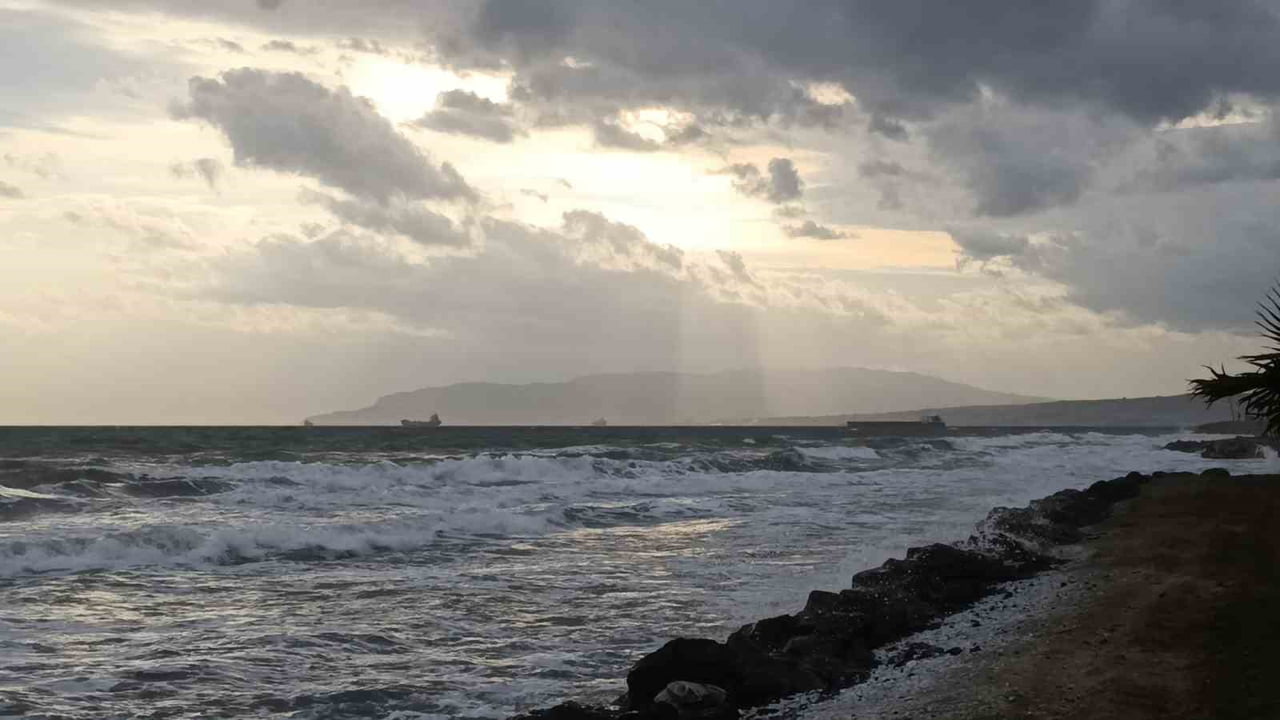 ŞİDDETLİ LODOS MARMARA’YI VURDU: TEKİRDAĞ SAHİL DALGALARLA KAPLANDI