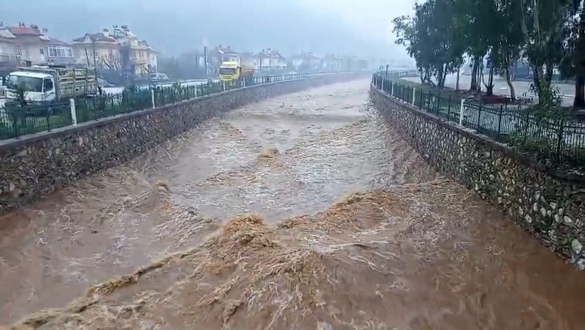 ŞİDDETLİ SAĞANAK YAĞIŞ SEBEBİYLE GÖKÇE’DE DERE YATAĞINDA SEL MEYDANA GELDİ