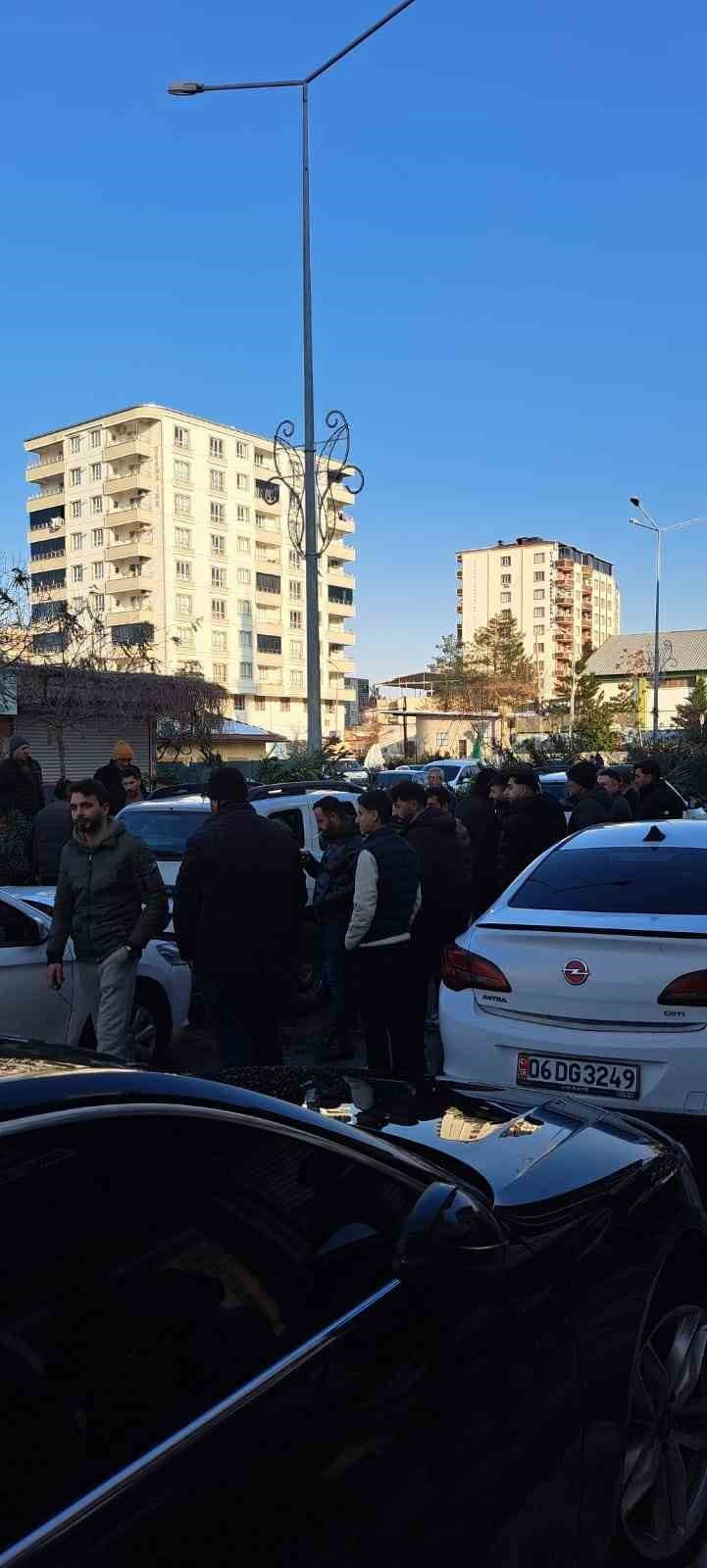 SİİRT'İN KURTALAN İLÇESİNDE MEYDANA GELEN TRAFİK KAZASINDA MADDİ HASAR OLUŞTU.