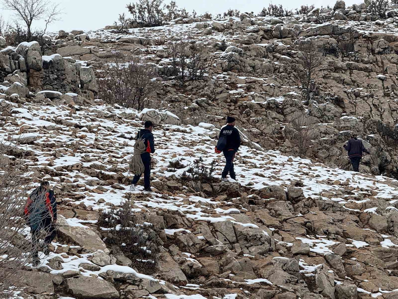 SİİRT BAYKAN İLÇESİNDE 9 KEÇİSİYLE 3 GÜNDÜR MAHSUR KALAN ÇOBAN KURTARILDI.