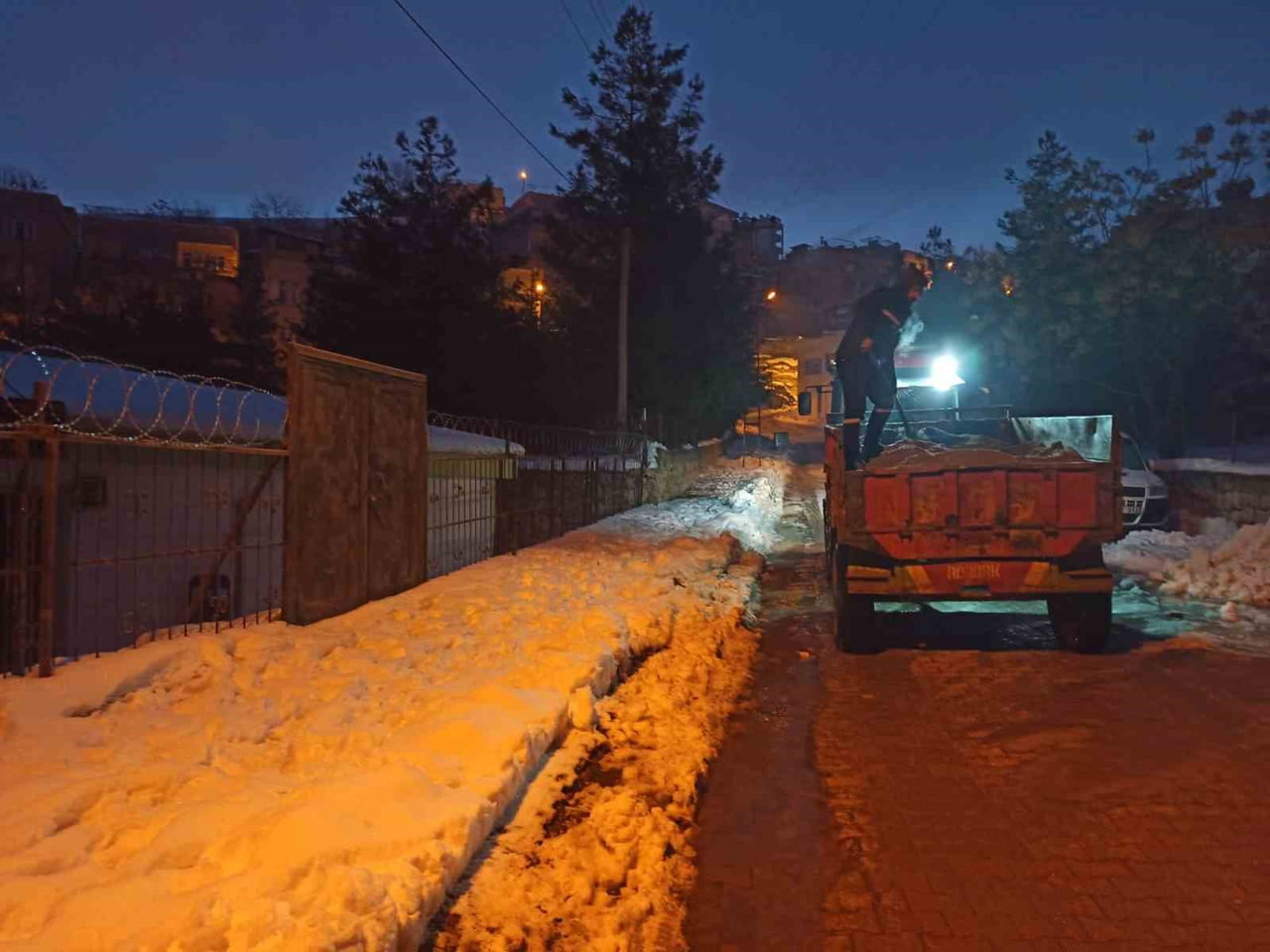 SİİRT BELEDİYESİ EKİPLERİ, ETKİSİNİ ARTIRARAK DEVAM EDEN KAR YAĞIŞI VE OLUMSUZ HAVA KOŞULLARI...
