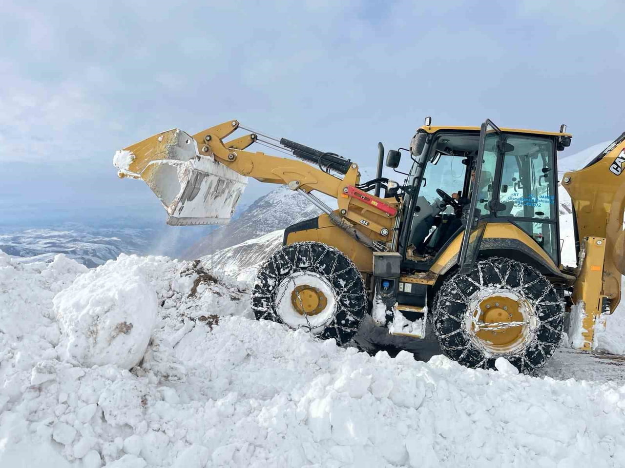 SİİRT İL ÖZEL İDARE EKİPLERİNİN ÇALIŞMALARI SONUCU KAR YAĞIŞI NEDENİYLE KAPALI OLAN 162 KÖY...