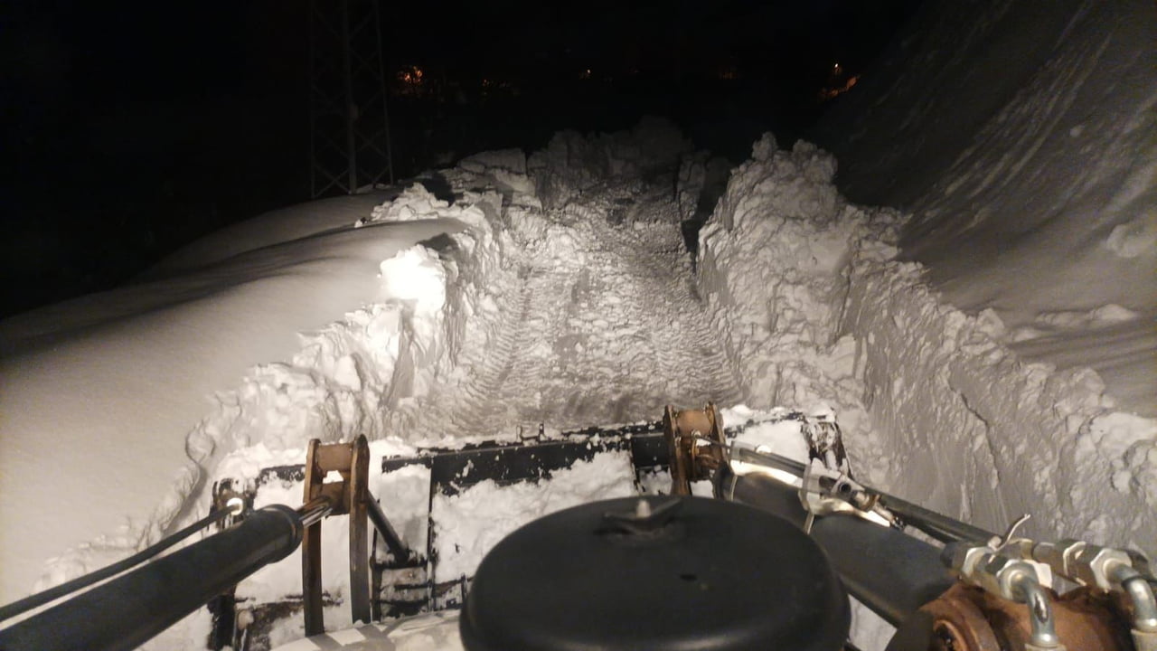 SİİRT İL ÖZEL İDARESİ KARLA MÜCADELE EKİPLERİ YOLLARI AÇARAK HASTALARA ZAMANINDA MÜDAHALE...