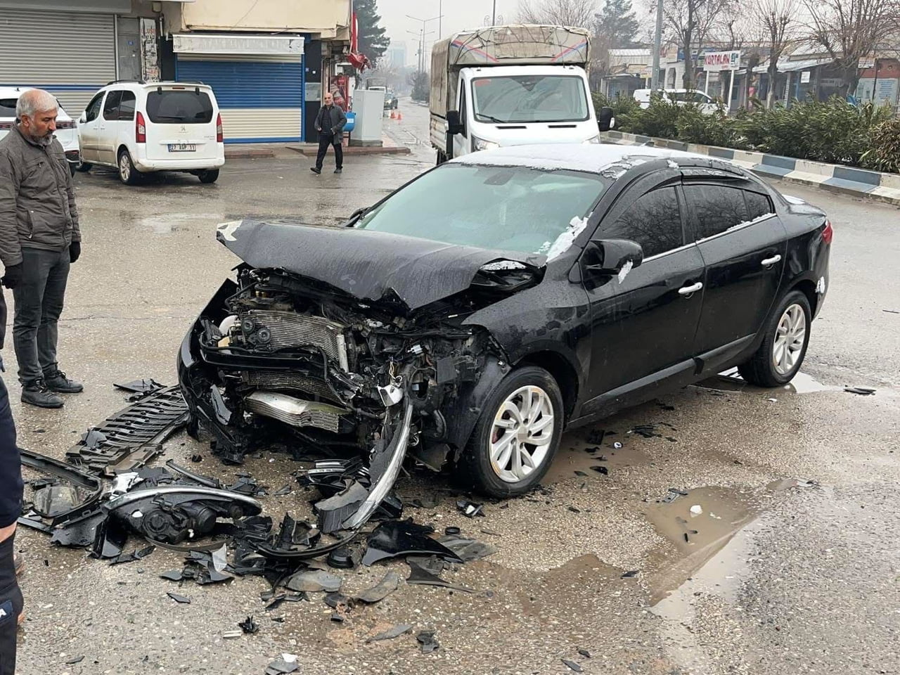 SİİRT’İN KURTALAN İLÇESİNDE REFÜJE ÇARPAN OTOMOBİLDEKİ 2 KİŞİ YARALANDI.